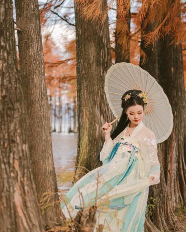 芙蓉不及美人妆，水殿风来珠翠香