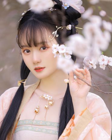 人间四月芳菲尽， 山寺桃花始盛开。