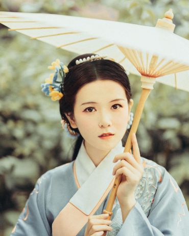 燕草如碧丝，秦桑低绿枝。