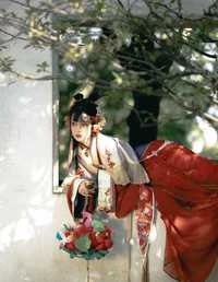 园林中的小花妖 桃迟