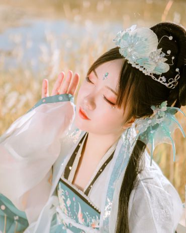 一阵西风吹雨散，夕阳还在水边明