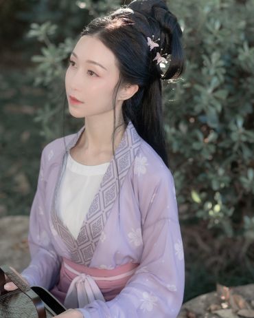 花开不并百花丛，独立疏篱趣未穷。