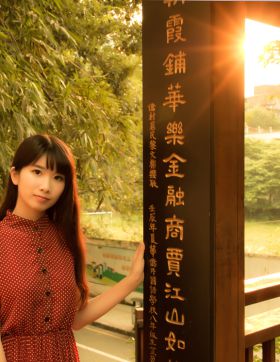 清纯可爱的格子裙少女