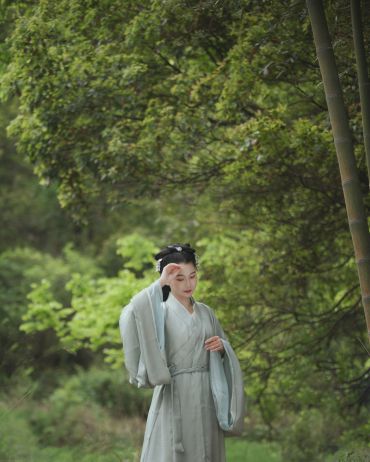 帘外谁来推绣户，枉教人、梦断瑶台曲。又却是，风敲竹。