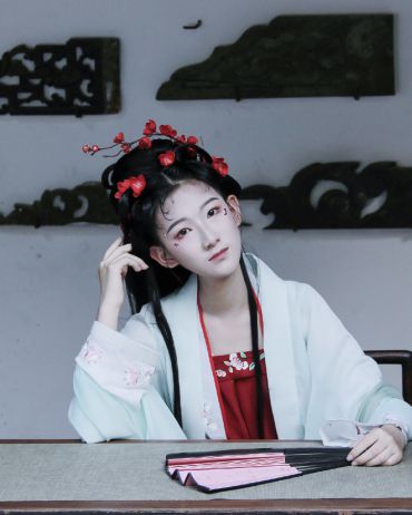 娉娉袅袅十三余，豆蔻梢头二月初