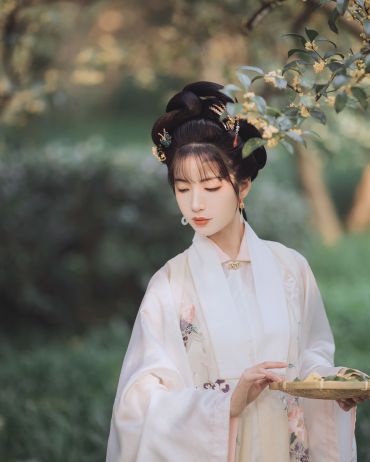 何须浅碧轻红色，自是花中第一流。