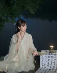 秋风起，黄叶舞，美人倚石坐