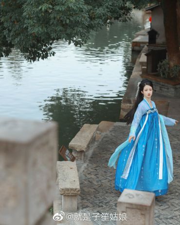 晚来听风。