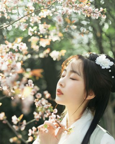 美人凝妆，花开点点成双