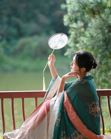抬眸生情，让人一秒沦陷的汉服小姐姐