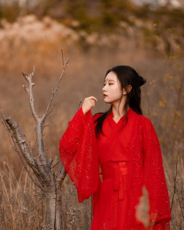 秋有无限的荒凉，而我们没有