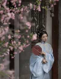 海棠铺秀 徐浪浪走在马路上