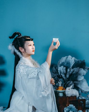 云母屏风烛影深