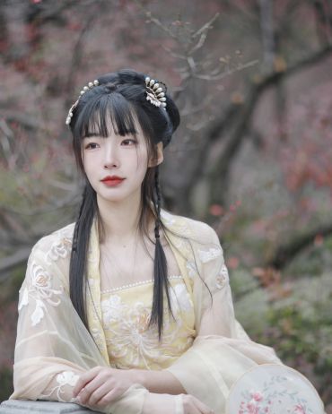 红梅汉服小姐姐
