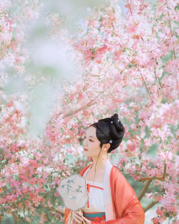 云淡风轻近午天，傍花随柳过前川。