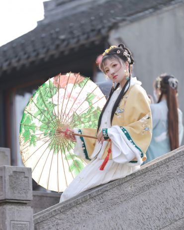 独占三秋压众芳，何咏橘绿与橙黄