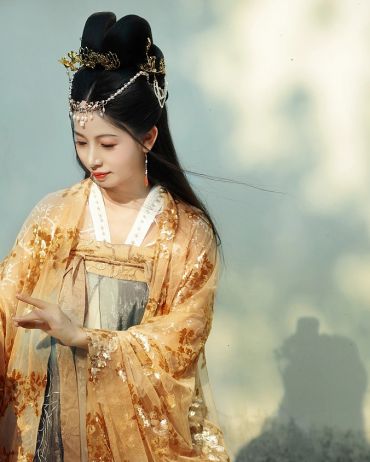 你枉有一杯醉人酒，却解不了半点愁。