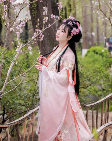 樱花漫山遍野【汉服】