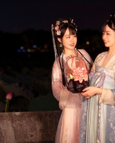 姐妹赏花，浮香绕曲岸