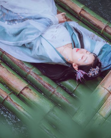 山远天高烟水寒，相思枫叶丹。