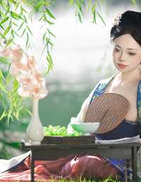 玉貌香腮天赋与，清姿不假铅华