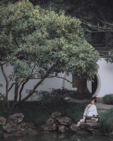 何须浅碧轻红色，自是花中第一流。