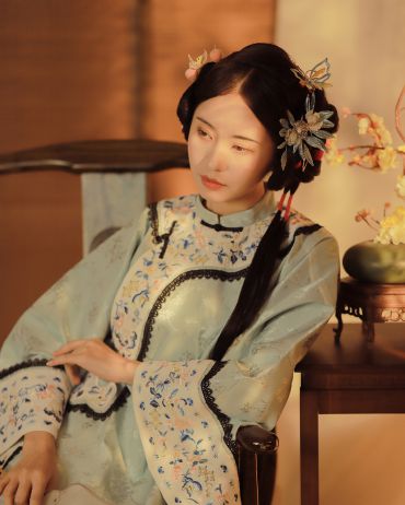 闺阁中的少女