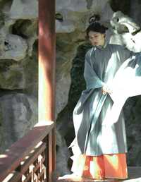 应是竹下美人骨 竹梨月