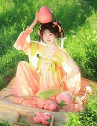 穿越时空的汉服仙子，置身花海之中，美若天仙
