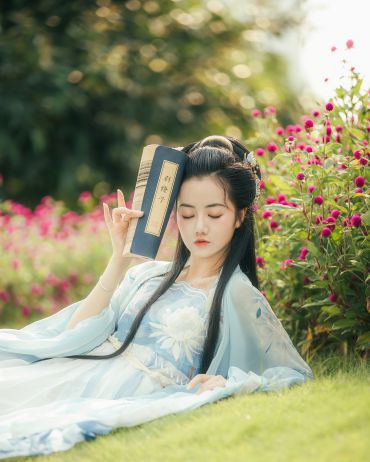 我把孤独送给天涯，我把余生留给放下。