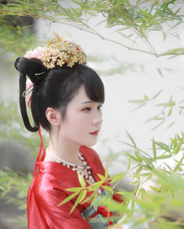 何处秋风至，萧萧送燕群。朝来入庭树，孤客最先闻。