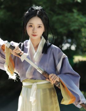 人间何所以，观风与月舒。