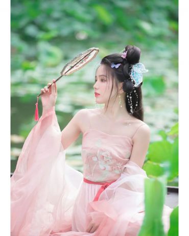 小荷才露尖尖角，早有蜻蜓立上头。