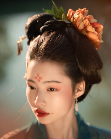 远山衔暮色，枫叶送红笺