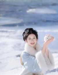 冬日雪景中，手持萌兔，笑靥如花，仿佛穿越时空的仙子