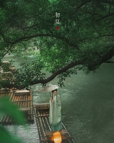 阴阳深浅叶，晓夕重轻烟。