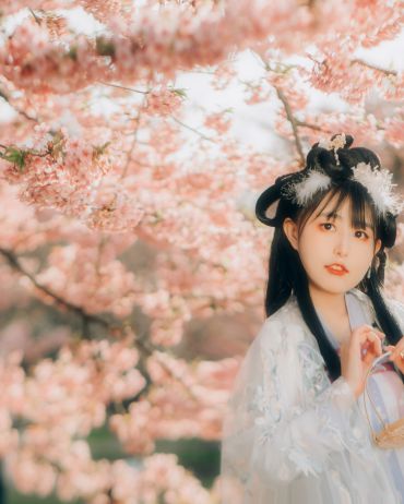 樱如云霞晚钟远，上野浅草孰打点