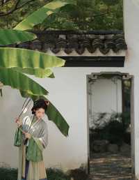 黛眉轻扫远山春，杏眼流波月作神 秦卿卿