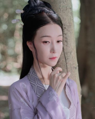 天秋木叶下，月冷莎鸡悲。