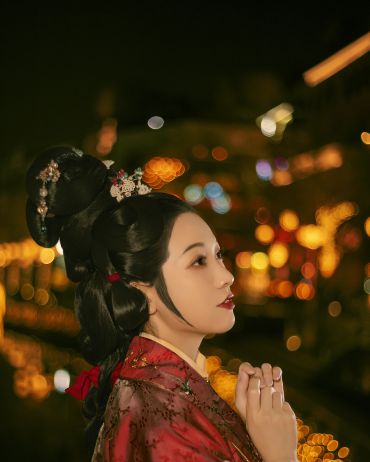 姑娘一笑百媚生 偶得君子问瑶芳，遂系丝萝与少狂。