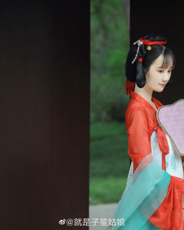 绿塘摇滟接星津， 轧轧兰桡入白蘋。