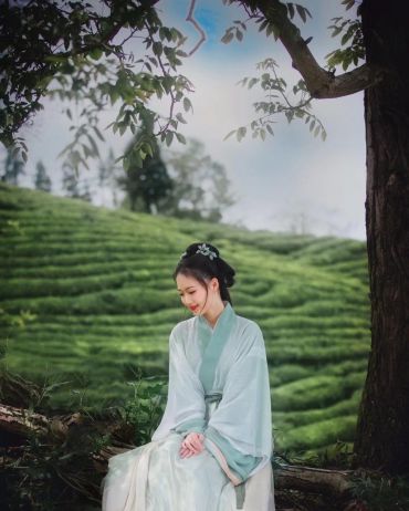 静山流水古风美女