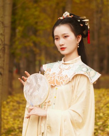 秋日里的汉服少女