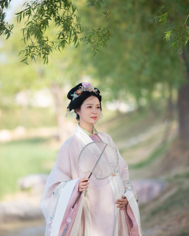 枝间新绿一重重，小蕾深藏数点红。