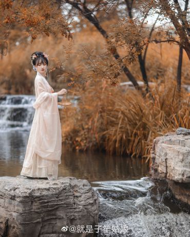 红尘来去散无痕 醉酒当歌思故人