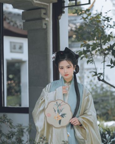汉服|浮亭秋雨梦青枫