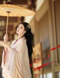 古典美人手持油纸伞，漫步在古风庭院中，尽显优雅与柔美
