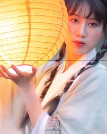 贵为南山客，东篱馈青衣。把酒黄昏后，盈袖有暗香。