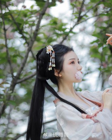 正是红稀绿暗时  花如圆玉无莹疵