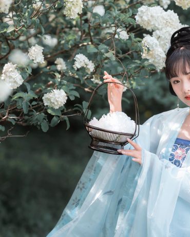 高枝带雨压雕栏，一蒂千花白玉团。